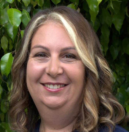 Author headshot of Alysia Lyons smiling